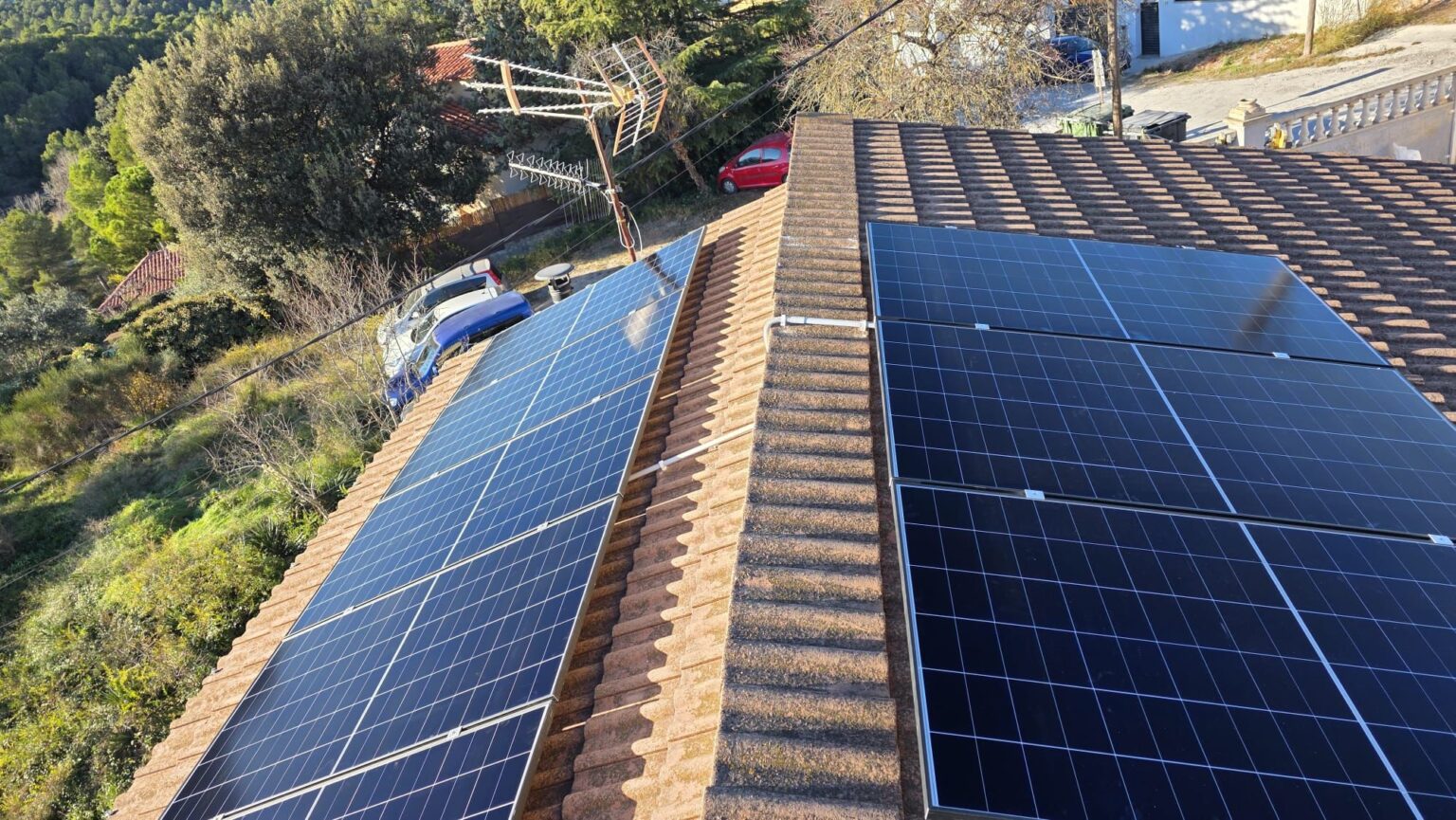 Paneles solares fotovoltaicos instalados sobre el tejado de una casa para autoconsumo eléctrico en Barcelona.